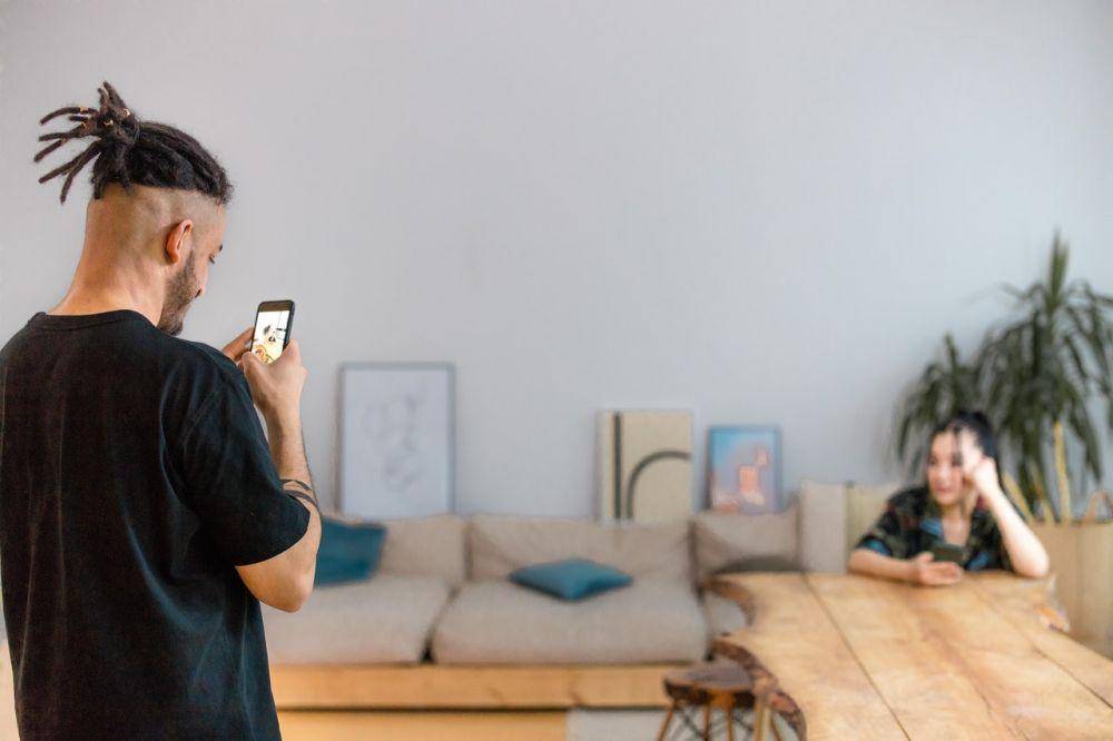 ilustrasi memotret dengan smartphone (pexels.com/Ron Lach)