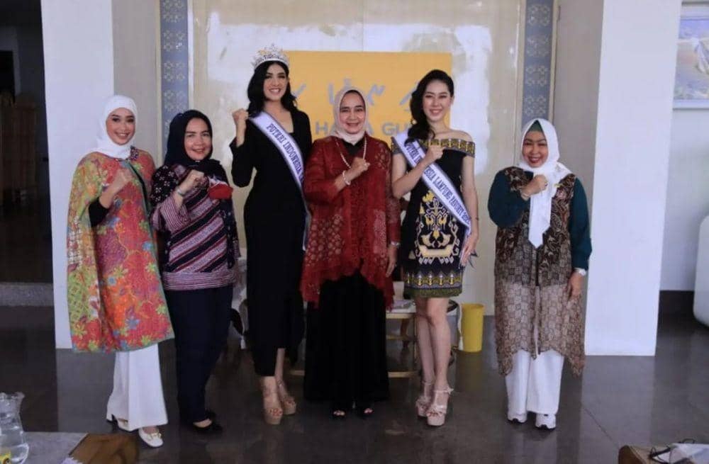Feby Annisa dan Iren Garcia bertemu Ketua Dekranasda Provinsi Lampung Riana Sari (tengah). (Dok Pemprov Lampung).