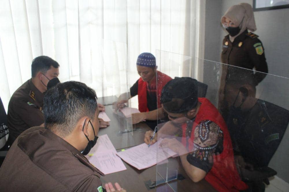 Tim Penyidik Kejaksaan Negeri (Kejari) Tulang Bawang menyerahkan tersangka dan barang bukti tahap II berkas perkara ke Jaksa Penuntut Umum (JPU). (IDN Times/Istimewa)