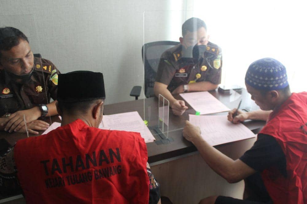 Tim Penyidik Kejaksaan Negeri (Kejari) Tulang Bawang menyerahkan tersangka dan barang bukti tahap II berkas perkara ke Jaksa Penuntut Umum (JPU). (IDN Times/Istimewa)