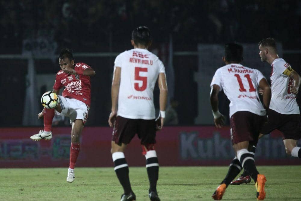 Pemain Bali United Dallen Doke (paling kiri) ditengah kawalan pemain-pemain PSM Makassar dalam laga pekan ke-15 Liga 1 2018 di Stadion Kapten I Wayan Dipta Gianyar, 11 Juli 2018. (Dok. BaliUtd.com)