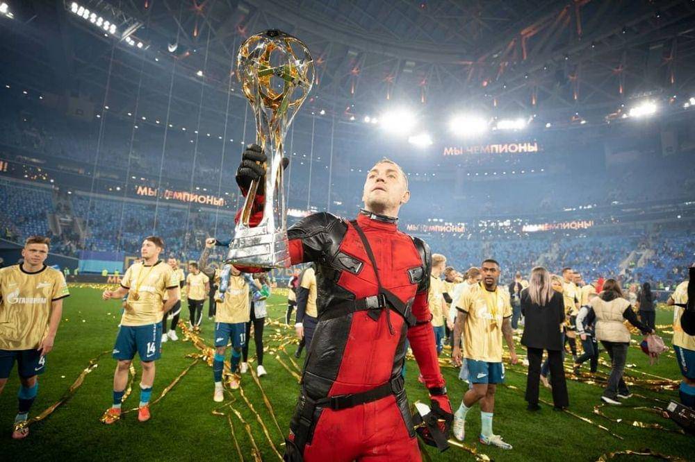 Artem Dzyuba dengan trofi Liga Rusia 2020/2021 (instagram.com/artem.dzyuba)