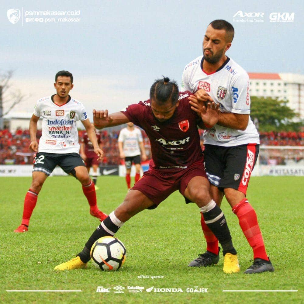 Winger PSM Makassar Zulham Zamrun (tengah) sedang dikawal gelandang Bali United Brwa Nouri (kanan) dalam laga pekan ke-32 Liga 1 2018 di Stadion Andi Mattalatta Mattoanging Makassar, 25 November 2028. (Twitter.com/PSM_Makassar)