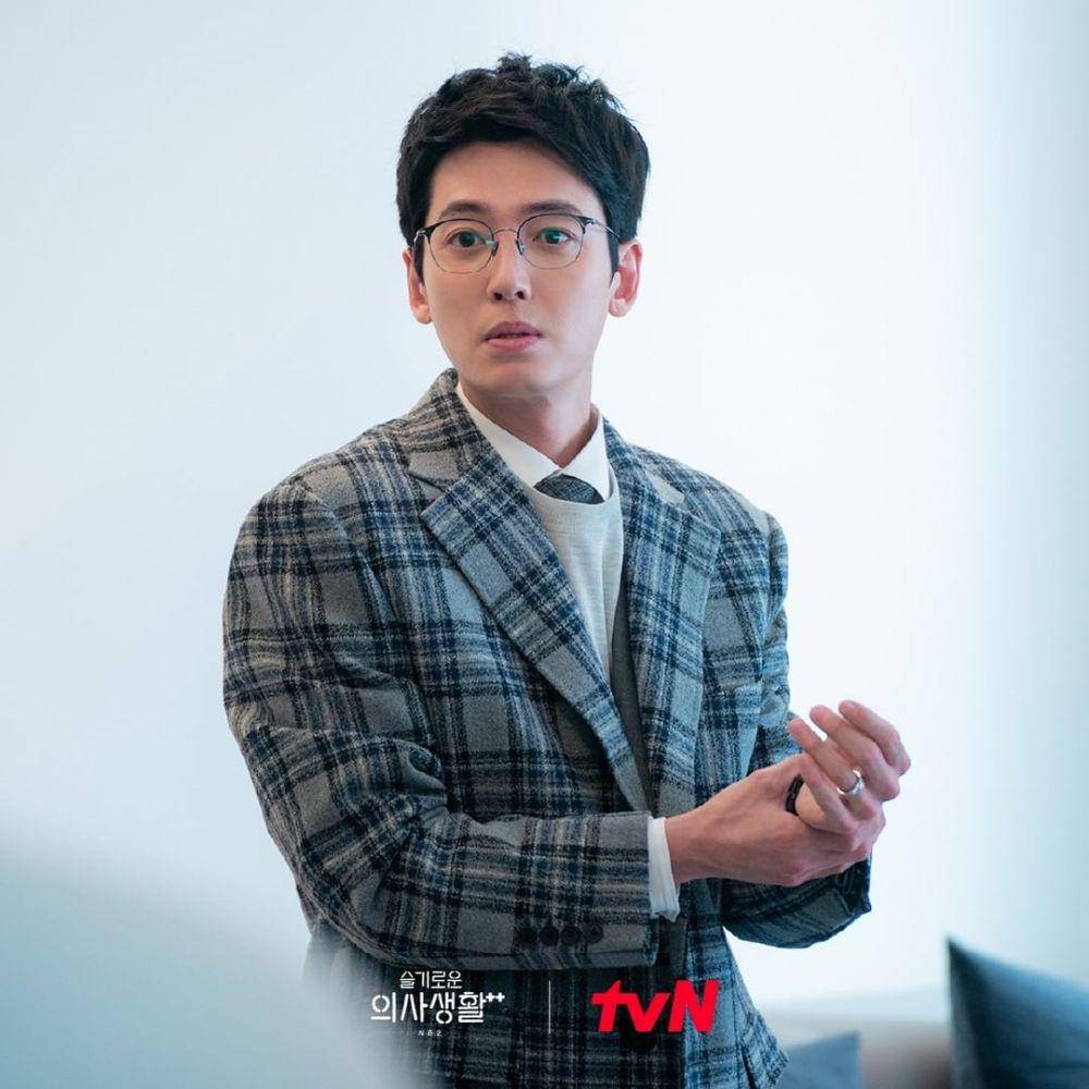 Jung Kyung Ho dalam drama Hospital Playlist (dok. tvN/Hospital Playlist)