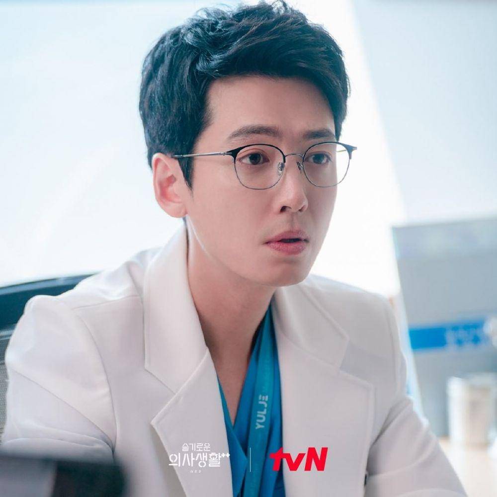 Jung Kyung Ho dalam drama Hospital Playlist (dok. tvN/Hospital Playlist)