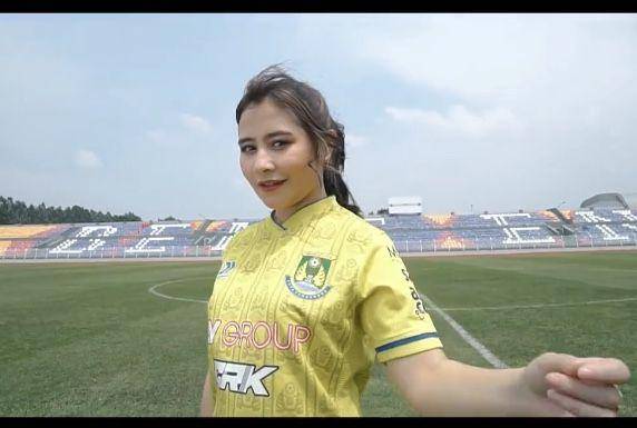 Prilly (Instagram.com/prillylatuconsina96)