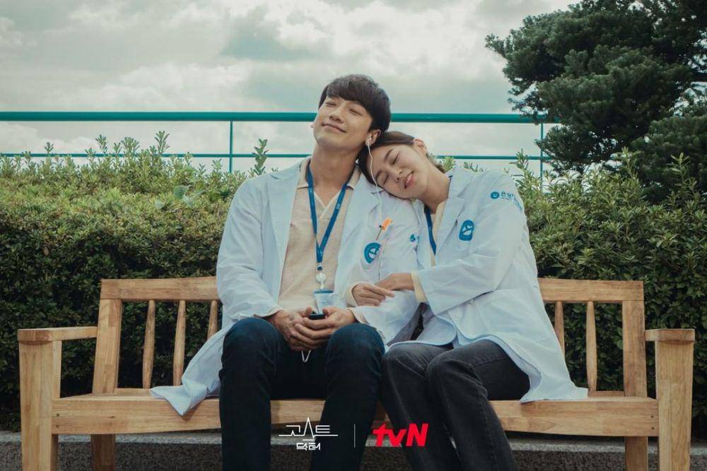 Rain dan Uee dalam drama Ghost Doctor (dok. tvN/Ghost Doctor)
