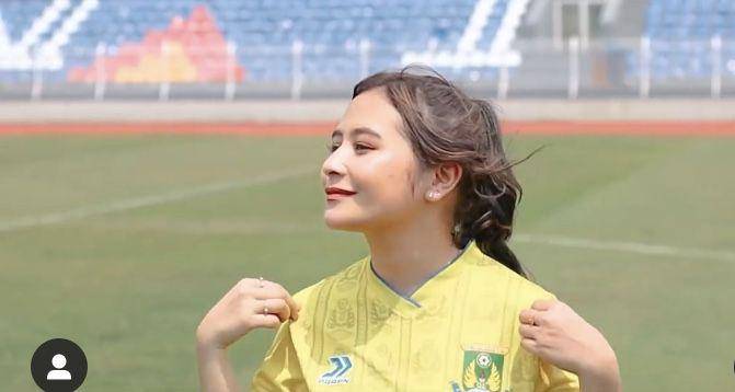 Prilly (Instagram.com/prillylatuconsina96)