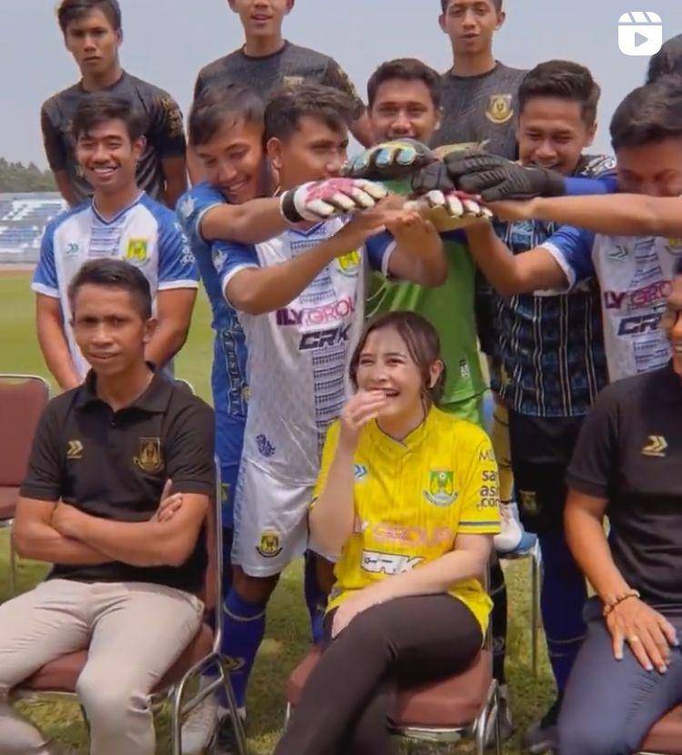 Prilly (Instagram.com/prillylatuconsina96)