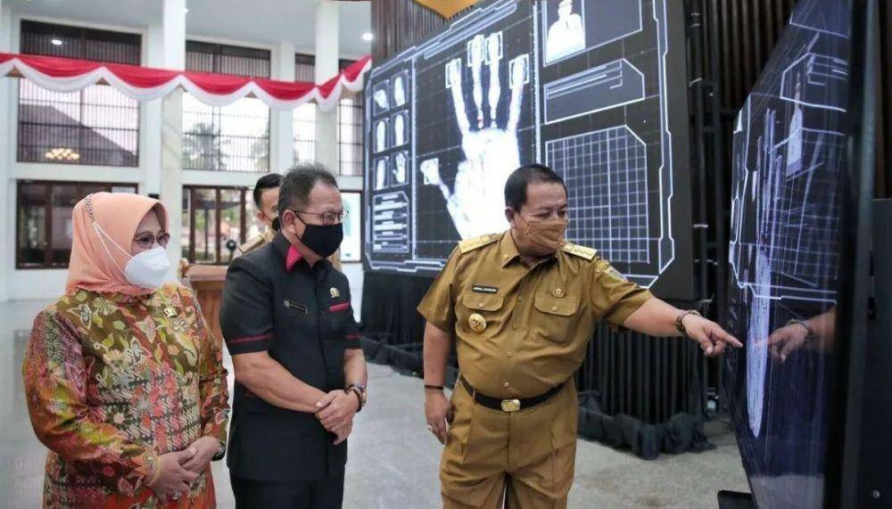 Gubernur Lampung Arinal Djunaidi meresmikan peluncuran aplikasi Sistem Informasi Ketenagakerjaan Daerah Provinsi Lampung (SiGajah Lampung), Senin (7/2/2022). (Dok. Pemprov Lampung).