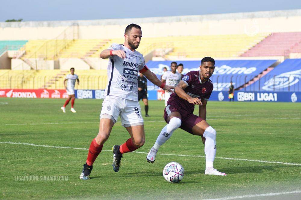 Bek PSM Makassar Hasyim Kipuw (kanan) mengawal penyerang Bali United Ilija Spasojevic (kiri) dalam pertandingan pekan ketujuh BRI Liga 1 2021/22 di Stadion Sultan Agung Bantul, 17 Oktober 2021. (Dok. PT Liga Indonesia Baru)