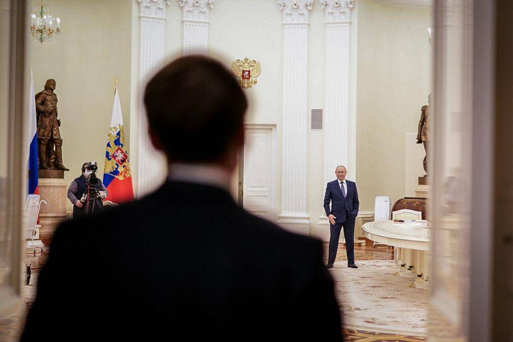 Presiden Putin menyambut kedatangan Presiden Macron (Twitter.com/Emmanuel Macron)