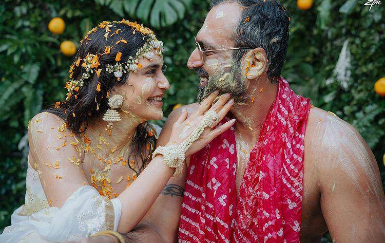 ritual Haldi Karishma Tanna (Epic Stories via Instagram.com/karishmaktanna)