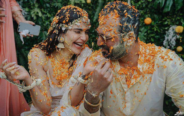 ritual Haldi Karishma Tanna (Epic Stories via Instagram.com/karishmaktanna)