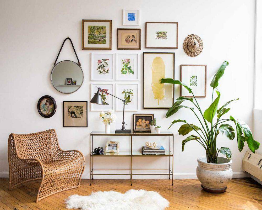 ilustrasi dinding galeri dan cermin (blog.potterybarn.com)