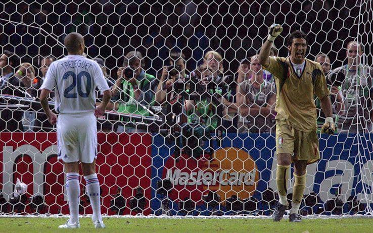 David Trezeguet gagal memasukkan penalti ke gawang Gianluigi Buffon di final Piala Dunia 2006. (sport.sky.it)