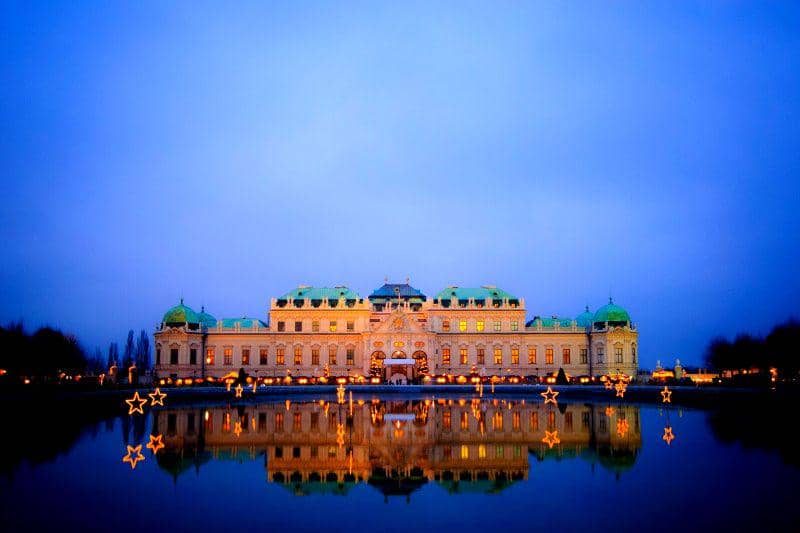 gambar Hofburg Palace yang dibangun pada abad ke 13 (pixabay.com/bogitw)