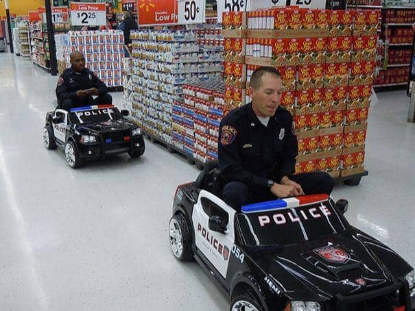 10 Kelakuan Kocak Polisi saat di Tempat Umum, Ada-Ada Aja!