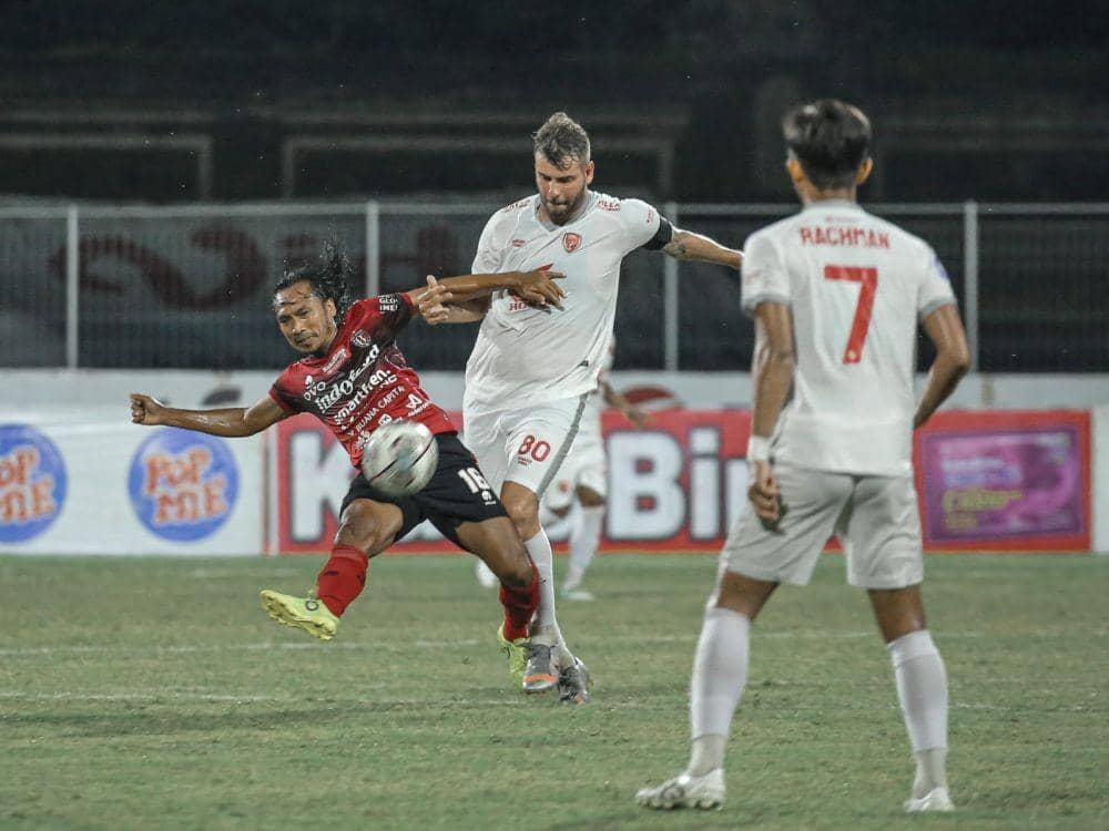 Gelandang Bali United Hariono (kiri) berusaha menghadang gelandang PSM Makassar Wiljan Pluim (tengah) dalam laga pekan ke-23 BRI Liga 1 2021/22 di Stadion I Gusti Ngurah Rai Denpasar, Senin 7 Februari 2022. (Dok. BaliUtd.com)