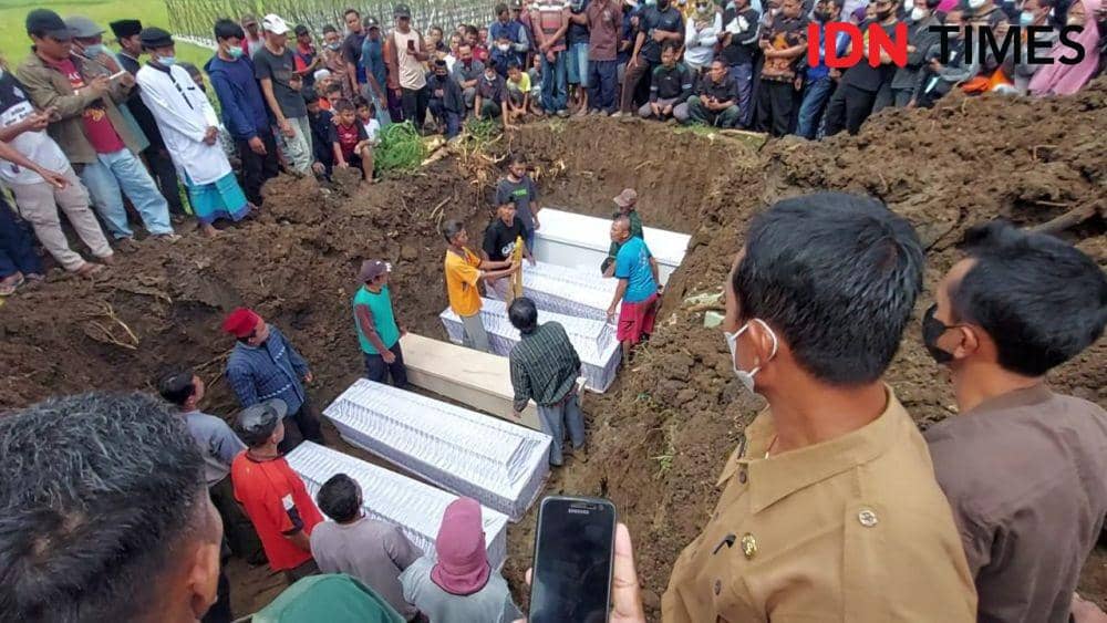 Pemakaman Jenazah korban kecelakaan bus pariwisata di Imogiri, Yogyakarta. (IDN Times/Larasati Rey)