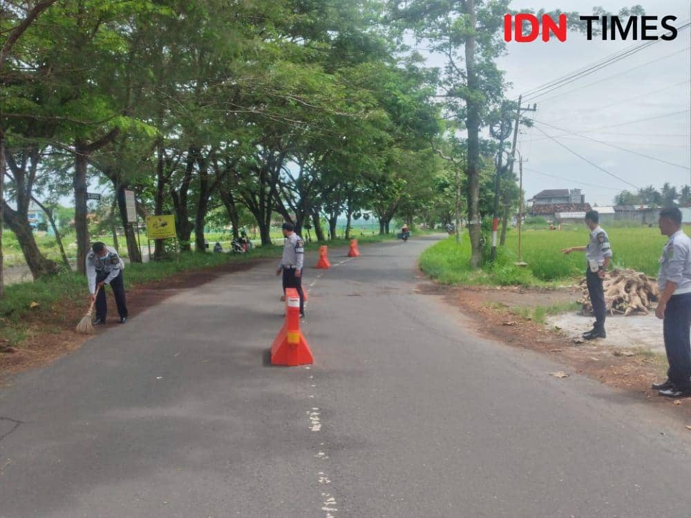 Ilustrasi petugas Dinas Perhubungan melakukan rekayasa jalan agar tidak terjadi kecelakaan.(IDN Times/Daruwaskita)