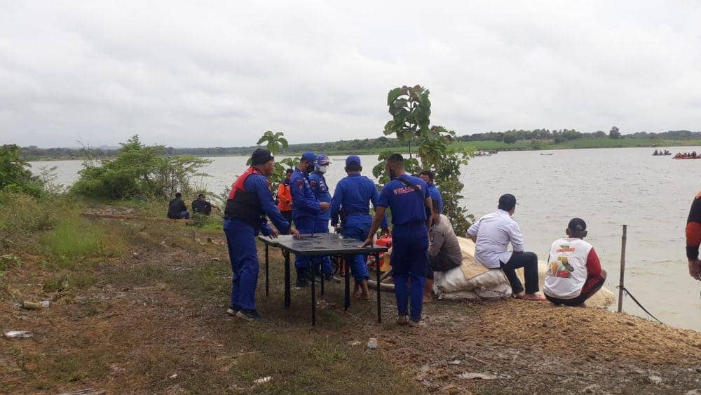 Tim SAR gabungan masih melakukan pencarian terhadap korban yang tenggelam di Waduk Gondang Lamongan. IDN Times/Imron