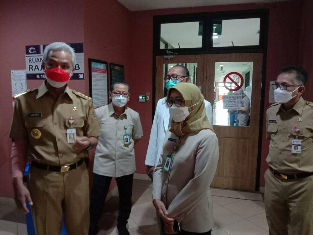 Gubernur Jateng Ganjar Pranowo saat berbincang dengan Dirut RSUP dr Kariadi Semarang. (IDN Times/Humas Pemprov Jateng)