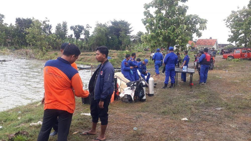 Tim SAR gabungan masih melakukan pencarian terhadap korban yang tenggelam di Waduk Gondang Lamongan. IDN Times/Imron
