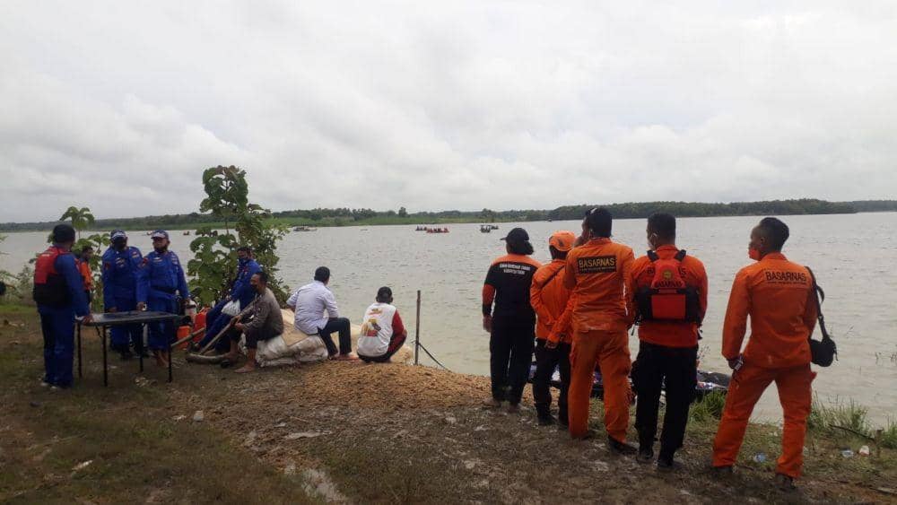 Tim SAR gabungan masih melakukan pencarian terhadap korban yang tenggelam di Waduk Gondang Lamongan. IDN Times/Imron