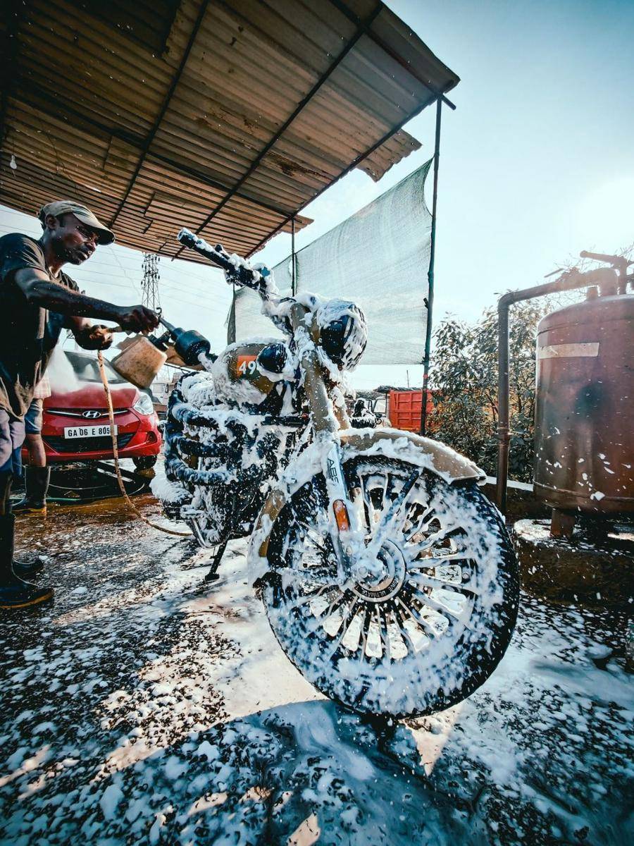 Orang sedang mencuci motor. (pixabay.com/lakshaytanwar)