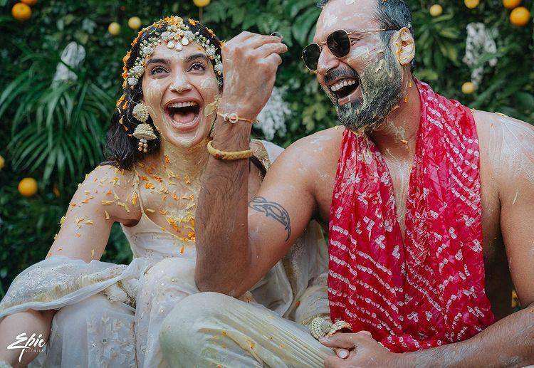 ritual Haldi Karishma Tanna (Epic Stories via Instagram.com/karishmaktanna)