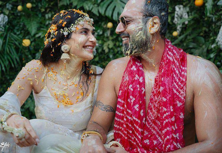 ritual Haldi Karishma Tanna (Epic Stories via Instagram.com/karishmaktanna)