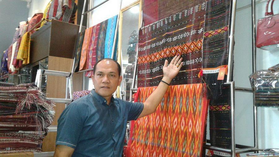 Galeri Ulos Sianipar, Pasarkan Kerajinan Tradisional Lewat Cara Modern