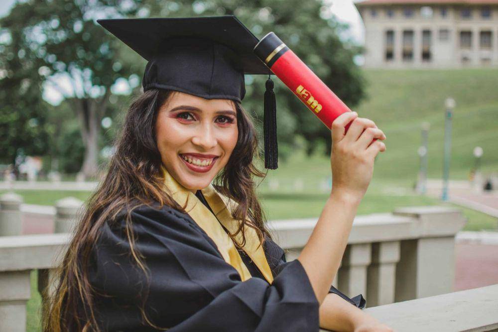 ilustrasi sarjana (pexels.com/Davis Sanchez)