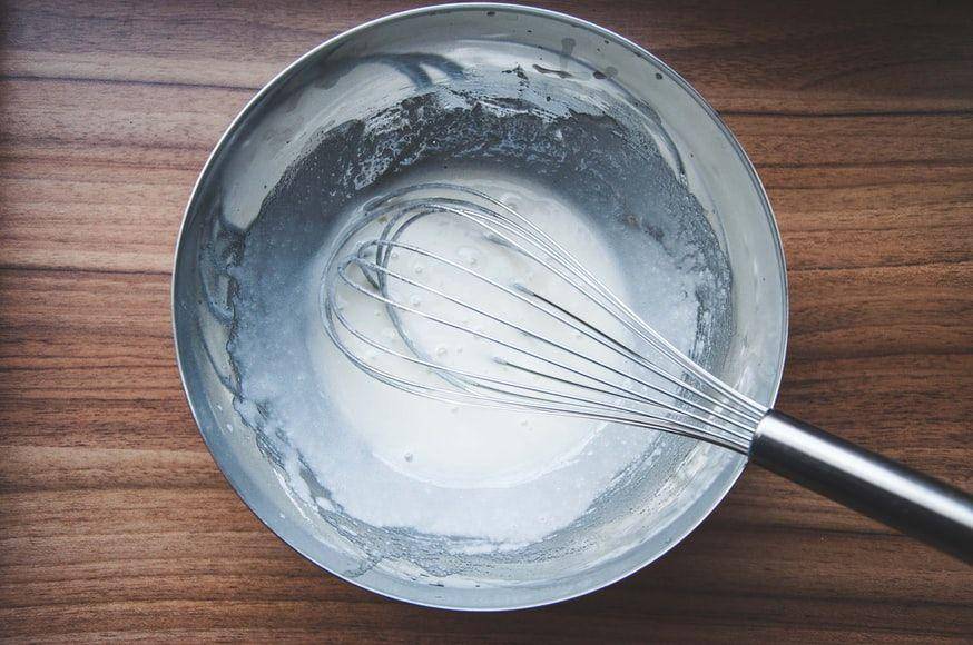 ilustrasi santan dan tepung beras (unsplash.com/anetakpawlik)
