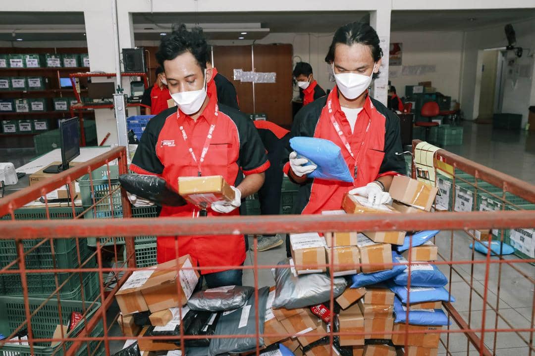 Kegiatan sortir paket di gerai SiCepat Ekspres. (Dok/SiCepat Ekspres.)