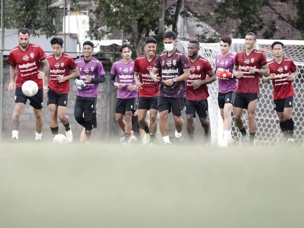 Para pemain Bali United dalam sesi latihan di Lapangan Karya Manunggal Sidakarya Denpasar, Minggu 6 Februari 2022. (Dok. BaliUtd.com)