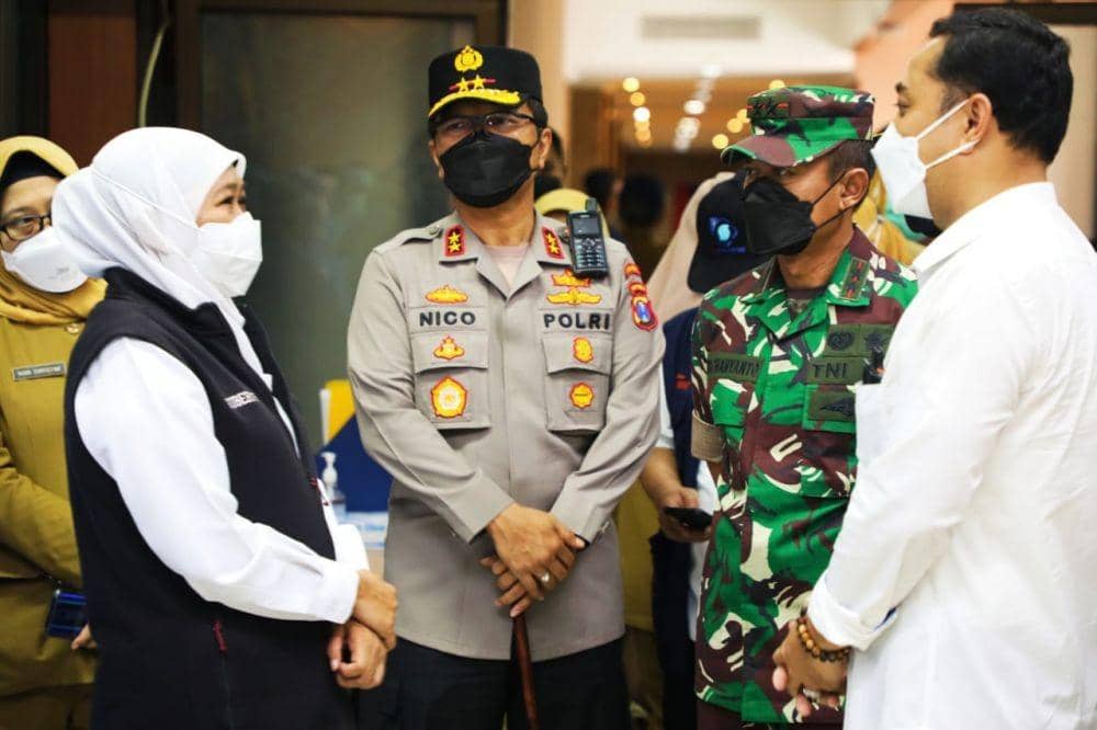 Forkopimda Jatim memastikan tempat isolasi terpusat di Asrama Haji Sukolilo Surabaya untuk penanganan COVID-19 gelombang ketiga. Dok. Pemprov Jatim.