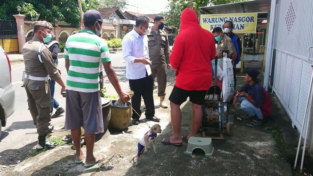 Satpol PP dan Polisi di Tulungagung Merazia Kelompok Topeng Monyet