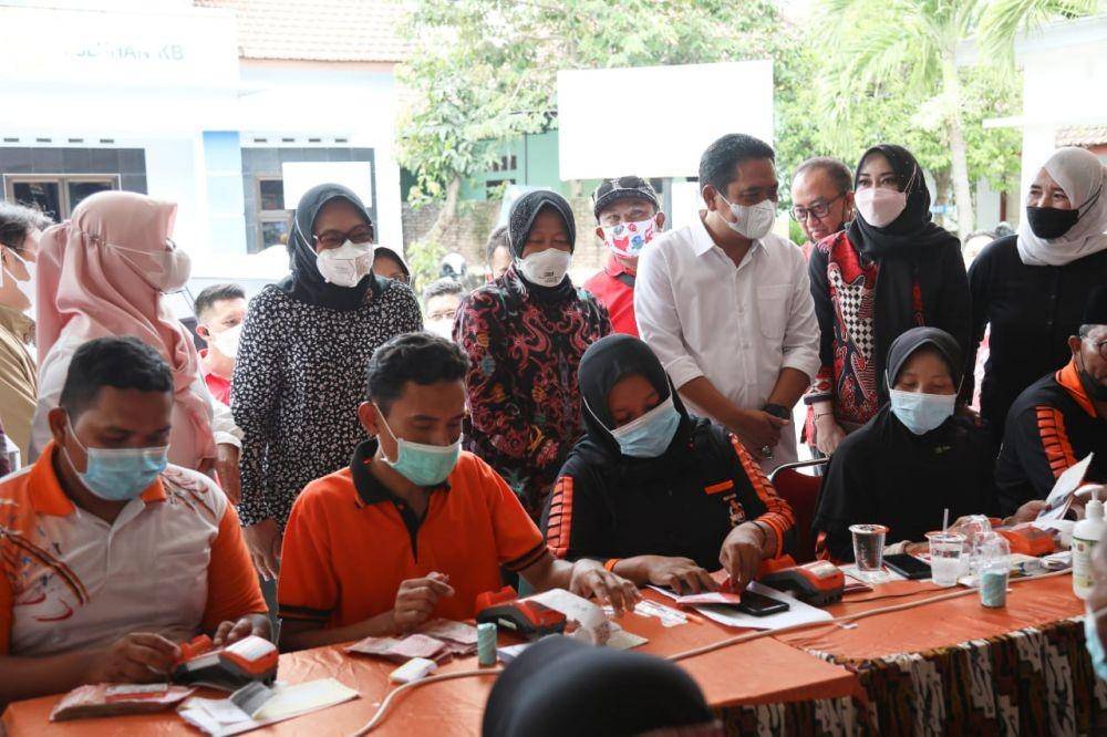Menteri Sosial Tri Rismaharini meninjau penyaluran bansos di Jombang, Minggu (6/2/2022). (dok. Kemensos)