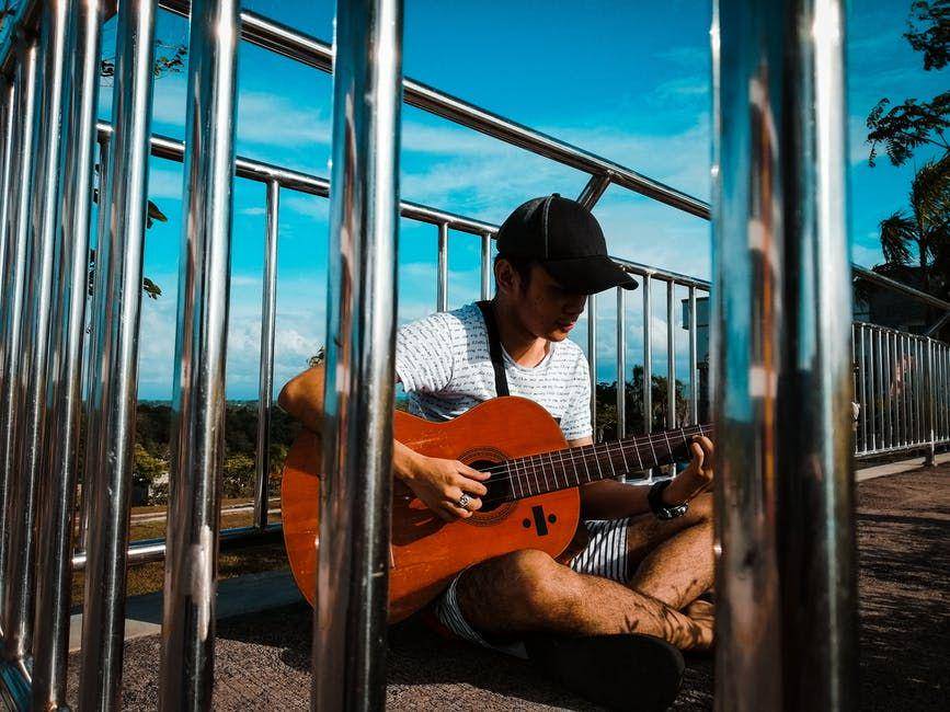 ilustrasi bermain gitar (pexels.com/ Ghen Mar Cuaño)