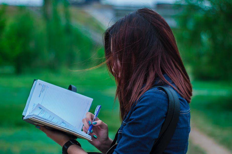ilustrasi seorang wanita mencatat (Pexels.com/ Igor Korzh)