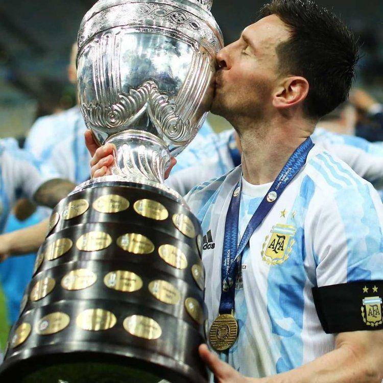 Lionel Messi mencium trofi Copa America. (instagram.com/afaseleccion)