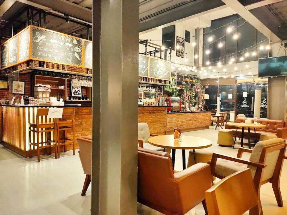 interior intro jazz bistro cafe (Instagram.com/bsdupdate)