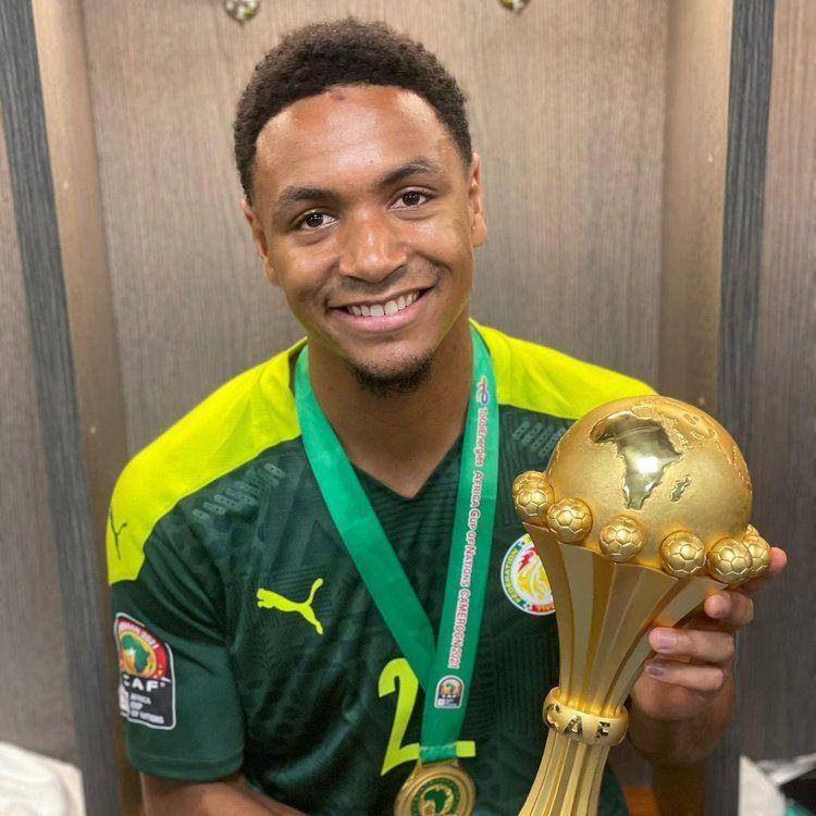 Abdou Diallo memegang trofi Piala Afrika. (instagram.com/abdou.lakhad.diallo)