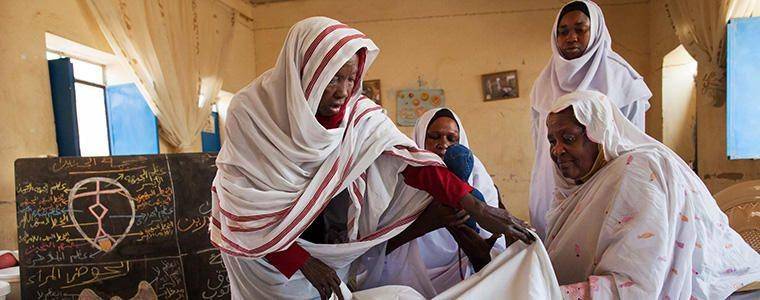 Sekolah kebidanan di El Fasher, North Darfur, Sudan. Guru dan murid di sekolah ini menandatangani janji untuk menghentikan praktik mutilasi alat kelamin perempuan di Darfur. (flickr.com/UNAMID/Albert Gonzalez Farran)