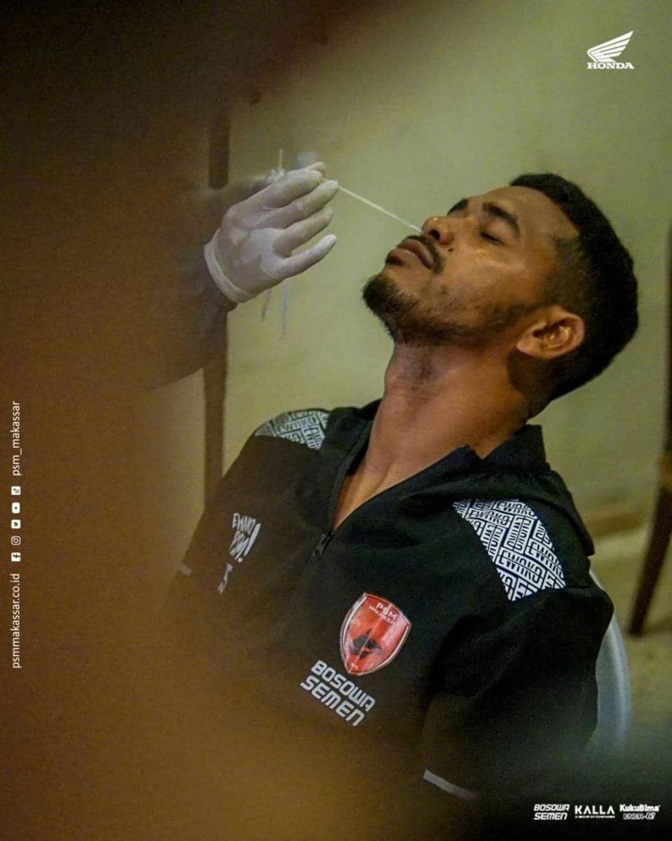 Bek PSM Makassar Hasyim Kipuw saat mengikuti tes PCR sebagai syarat bertanding di BRI Liga 1 2021/22, 27 November 2021. (Instagram.com/psm_makassar)