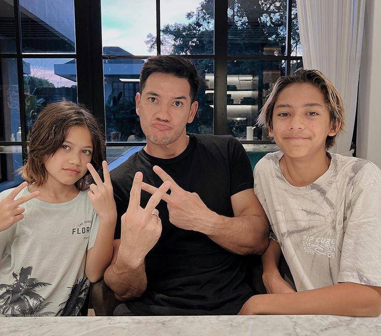Andrew White dan anak (instagram.com/andrew.white._)