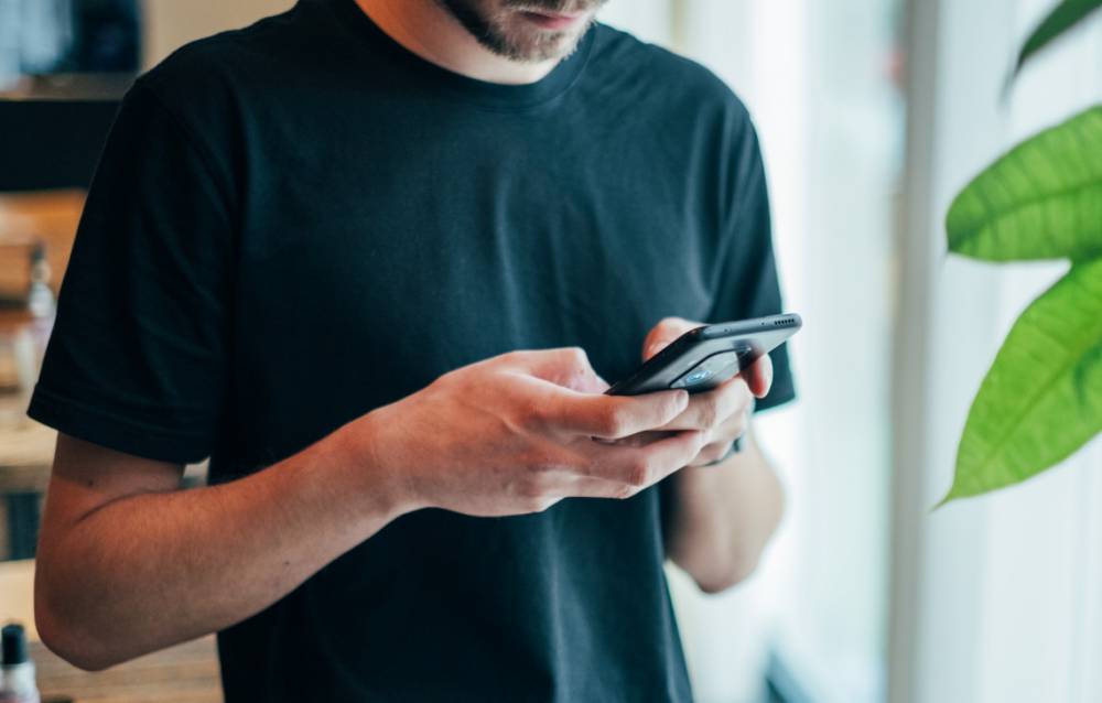 ilustrasi menggunakan smartphone (unsplash.com/Jonas Leupe)
