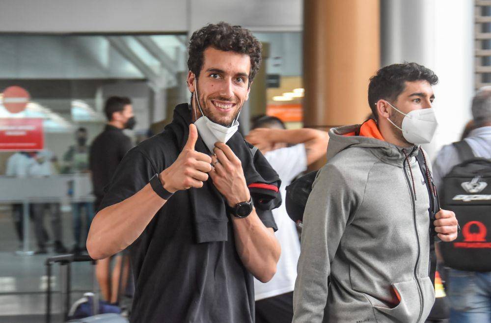 Pebalap Suzuki Ecstar Alex Rins Navarro (kiri) tiba di Bandara Internasional Lombok (BIL) di Praya, Lombok Tengah, NTB, Senin (7/2/2022). (ANTARA FOTO/Ahmad Subaidi)
